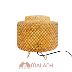 Đèn bàn nan tre đan tinh tế decor phòng trong khu du lịch Bến Xưa (Thành Lộc, quận 12)