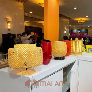 Đèn bàn nan tre đan tinh tế decor