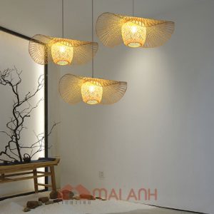 Đèn mây tre lá sen kết hợp lồng đèn mini tạo điểm nhấn thú vị trong decor nội thất