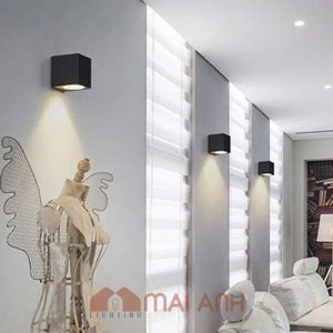 Đèn vách vuông hắt tia đơn tạo điểm nhấn cho không gian decor trong nhà, ngoài trời