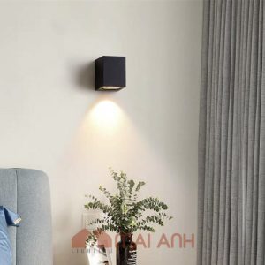 Đèn vách vuông hắt tia đơn tạo điểm nhấn cho không gian decor trong nhà, ngoài trời