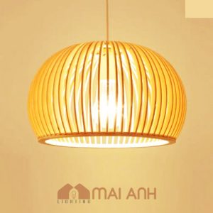 Đèn treo trần decor tiệm Mini Homespa Hồng Quế ở quận 8, HCM chất gỗ dáng bầu đối xứng