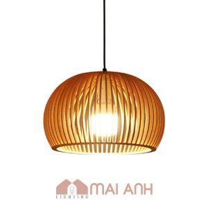 Đèn treo trần decor tiệm Mini Homespa Hồng Quế ở quận 8, HCM chất gỗ dáng bầu đối xứng