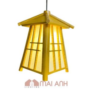 Đèn hình mái nhà bằng gỗ tạo cảm giác ấm cúng cho không gian sống